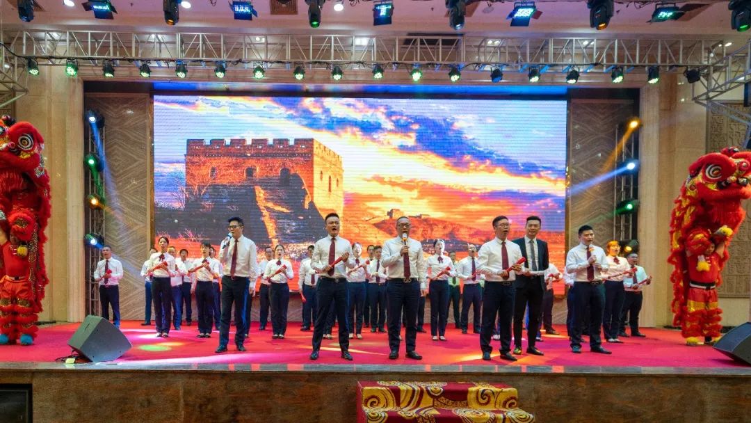 金虎迎新·領(lǐng)跑2022 | 集團(tuán)年度總結(jié)會(huì)暨新年晚會(huì)完美落幕!(圖13) 金虎迎新·領(lǐng)跑2022 | 集團(tuán)年度總結(jié)會(huì)暨新年晚會(huì)完美落幕!(圖13)