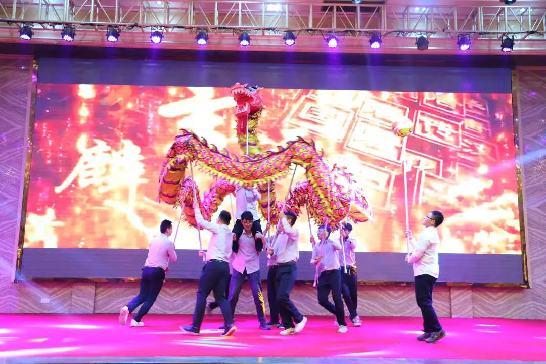 金虎迎新·領(lǐng)跑2022 | 集團(tuán)年度總結(jié)會(huì)暨新年晚會(huì)完美落幕!(圖15) 金虎迎新·領(lǐng)跑2022 | 集團(tuán)年度總結(jié)會(huì)暨新年晚會(huì)完美落幕!(圖15)