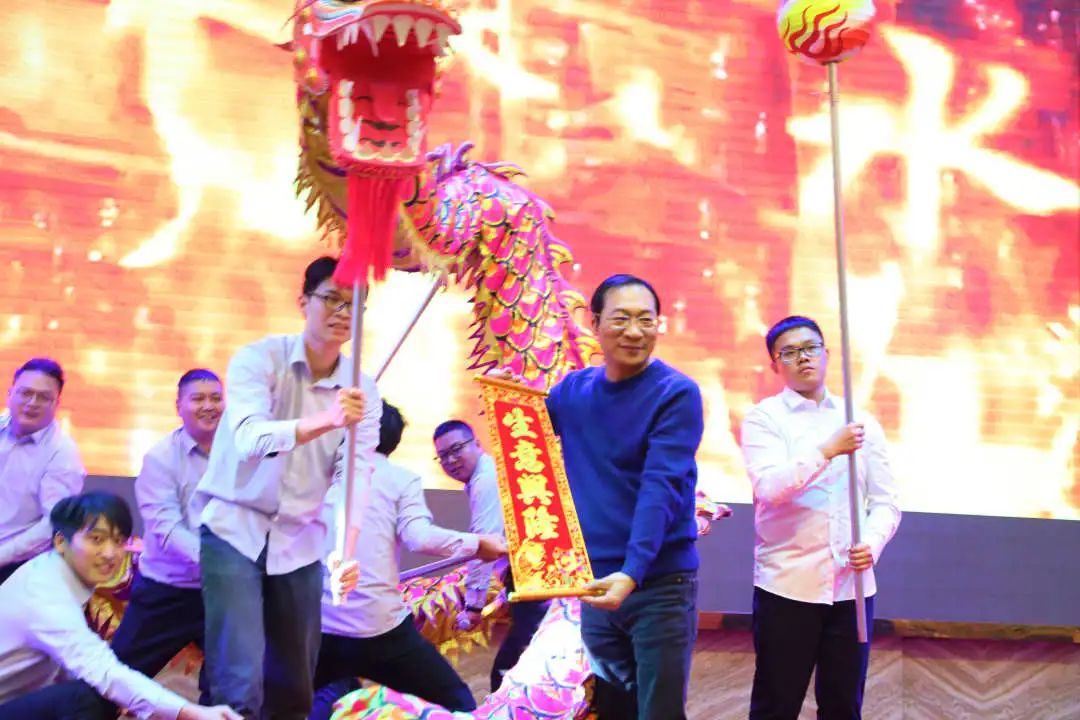 金虎迎新·領(lǐng)跑2022 | 集團(tuán)年度總結(jié)會(huì)暨新年晚會(huì)完美落幕!(圖16) 金虎迎新·領(lǐng)跑2022 | 集團(tuán)年度總結(jié)會(huì)暨新年晚會(huì)完美落幕!(圖16)