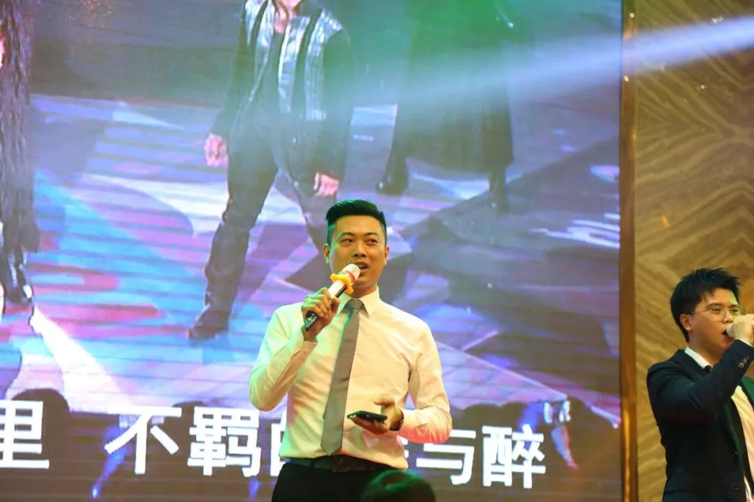 金虎迎新·領(lǐng)跑2022 | 集團(tuán)年度總結(jié)會(huì)暨新年晚會(huì)完美落幕!(圖17) 金虎迎新·領(lǐng)跑2022 | 集團(tuán)年度總結(jié)會(huì)暨新年晚會(huì)完美落幕!(圖17)