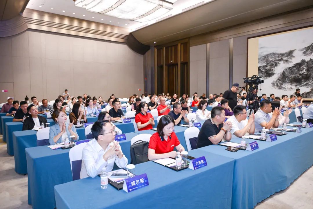 喜訊 | 強(qiáng)輝榮獲“陶瓷十大品牌”、“消費(fèi)者喜愛(ài)十大品牌”雙項(xiàng)大獎(jiǎng)(圖2) 喜訊 | 強(qiáng)輝榮獲“陶瓷十大品牌”、“消費(fèi)者喜愛(ài)十大品牌”雙項(xiàng)大獎(jiǎng)(圖2)